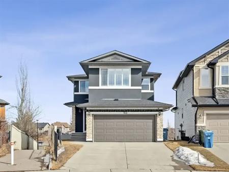 Beautiful 3-Bedroom Home in Evergreen |A/C, Chef’s Kitchen, Scenic Views| | 173 Everoak Circle Southwest, Calgary