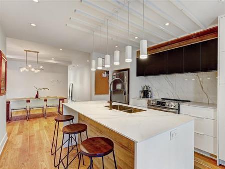Beau condo de 2 chambres fermées