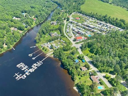 Terrain de Camping avec Quai au Domaine du Lac William