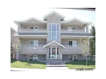 Clean 2 Bedroom 2 Bath Tuxedo Condo | #202, 335 - 30th Av. NE, Calgary, AB, Calgary