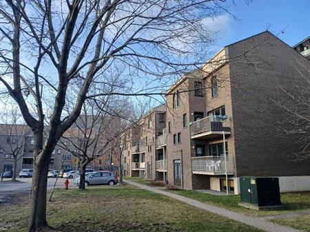 CONDO 5 ½ SUR 2 ÉTAGES, AU BORD DE LA RIVIÈRE ST-CHARLES, PISCINE ET STATIONNEMENT