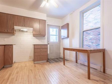Grand 5 ½ au RDC avec cour arrière, Ville-Marie, Métro Frontenac