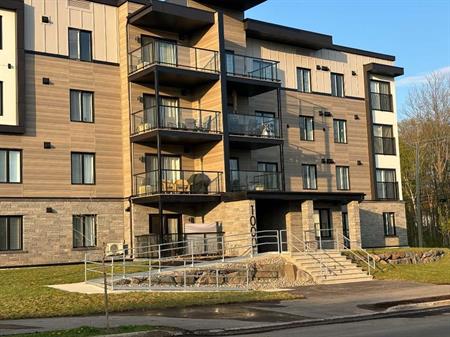 4 1/2 à louer à St-Nicolas, Lévis, NEUF, 4ieme étage, ascenseur, CLIMATISÉ, 2 STATIONNEMENTS EXTÉRIEURS et INTERNET INCLUS.