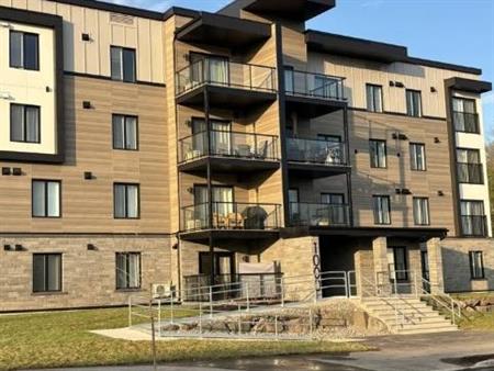 3 1/2 à louer à St-Nicolas, Lévis, presque neuf, 4ieme étage, ascenseur, CLIMATISÉ, 1 STATIONNEMENT EXTÉRIEUR et INTERNET INC