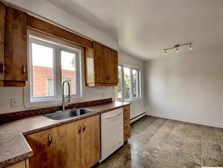 Grand condo 5 1/2 à louer