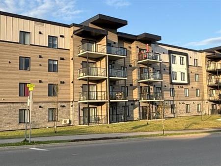 5 1/2 à louer à St-Nicolas, 1ier étage, 3 chambres, climatisé, granit, stationnement intérieur, internet et lockers inclus, 1