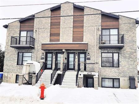 6 1/2 SUR DEUX ÉTAGES 50 ANS ET PLUS ST HUBERT LOGEMNET DU PROPRIO, LUXUEUX, TRIPLEX TRANQUILLE, COUR PRIVÉE , ENTRETIEN INCL