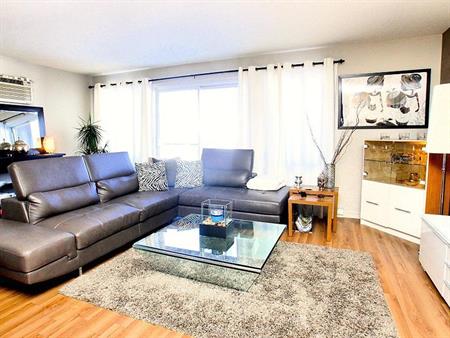 6 1/2 SUR DEUX ÉTAGES 50 ANS ET PLUS ST HUBERT LOGEMNET DU PROPRIO, LUXUEUX, TRIPLEX TRANQUILLE, COUR PRIVÉE , ENTRETIEN INCL