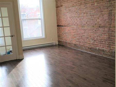 NOUVEAU, SUPERBE, ENSOLEILLÉ, 2 CHAMBRES À COUCHER FERMÉES