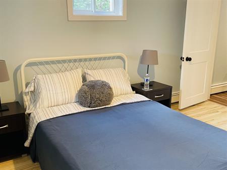 CHAMBRE MEUBLÉE AU SEMI SOUS-SOL