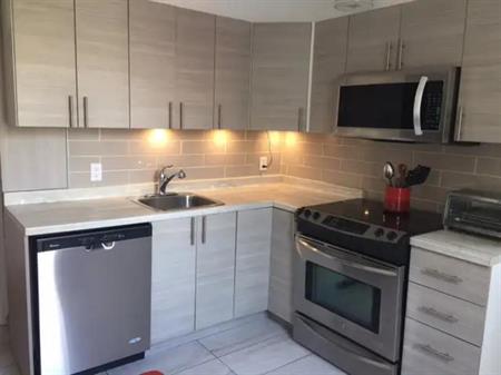 4 1/2 Rénové | Balcons + Cour + Buanderie – St-Sacrement Haute-Ville