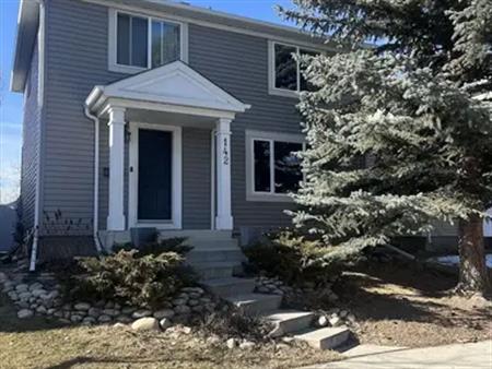 Cozy family home in Garrison Woods | 142 Amiens Crescent Southwest, Calgary