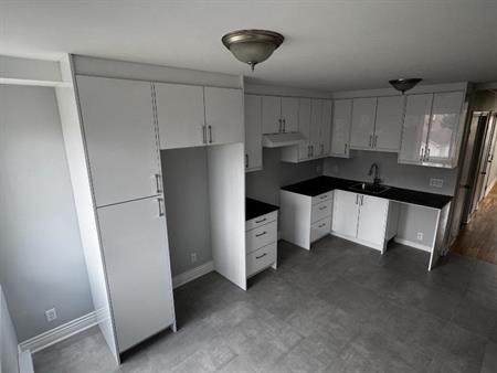 Logement 5 1/2 avec garage individuel à louer à Laval