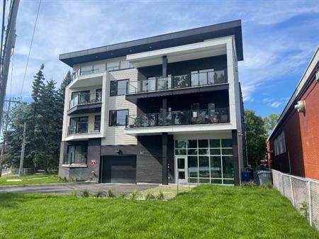 161 Des Prairies, Laval | 4½ à louer | INTERNET | ASCENSEUR | STATIONNEMENT INTÉRIEUR | STORES AUX FENÊTRES | SEPTEMBRE 2025