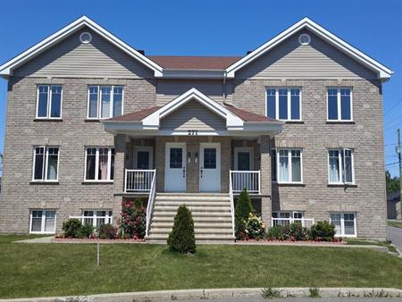Beau grand 4 1/2 style condo