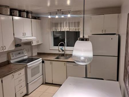Condo Rénové 5 1/2 TOUT ÉQUIPÉ Stationnement Intérieur