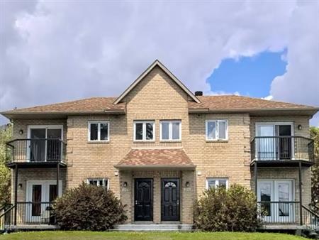 À Louer – 6 Chambres | 3130 Rue College,
