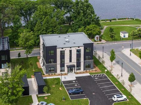 Sublime 5 ½ à louer – Vue imprenable sur le Lac-Mégantic! | Estrie