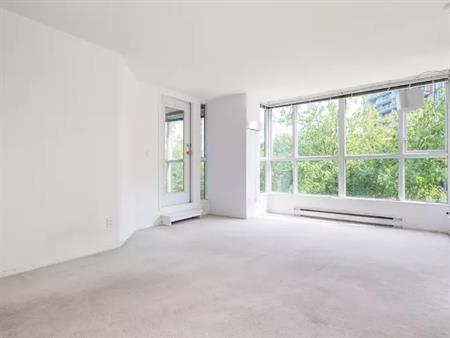 Unfurnished 2 Bedroom+Solarium Apartment+In-Suit Laundry+Parking+Kitchen Pantry+Hardwood floors+Water Included | 288 East 8th