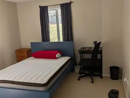 Bright, Fully Furnished Bedroom in Serene NW Calgary Townhouse – Female Only | Calgary