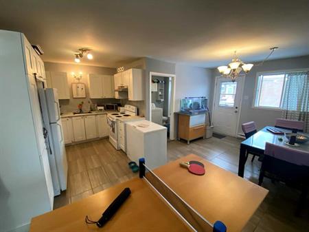 TRES BEAU GRAND APPARTEMENT 4 1/2 A LOUER