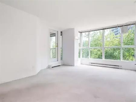 Unfurnished 2 Bedroom+Solarium Apartment+In-Suit Laundry+Parking+Kitchen Pantry+Hardwood floors+Water Included | 288 East 8th