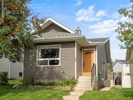 Cozy, bright and renovated 3bdr located close to the airport and all amenities | Calgary