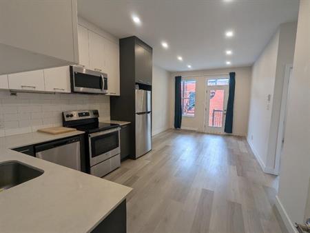 4 ½ Ville-Émard, Métro Jolicoeur, Rénové , AC , Wifi, 6 électros RENOVE