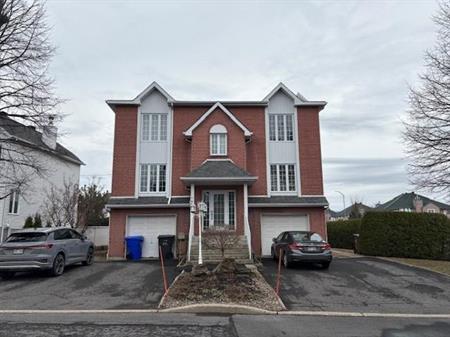 Grand logement 5 ½ avec stationnement intérieur et extérieur dans un secteur recherché de Sainte-Julie