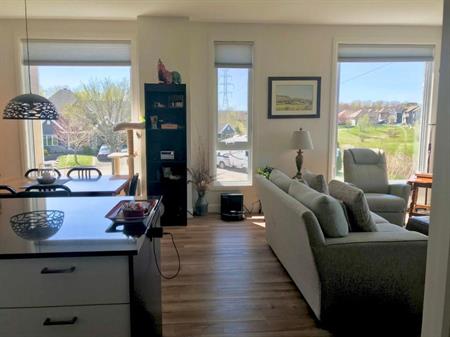 Grand condo 5 ½ très lumineux à louer de 1426 pi², 3 chambres, 2 salles de bain complètes