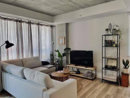 Maison de ville 4 1/2+ salle d'eau sur 2 étages TOUT-INCLUS! Cession de bail pour juillet. Secteur recherché, avec toutes les