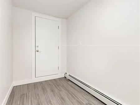 Fully Renovated 1 bedroom, 1 bathroom ground level suite | 240 34 Avenue Northeast, Calgary