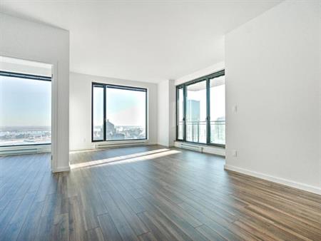 Spacious and bright 4 1/2 Downtown (Quartier des Spectacles)