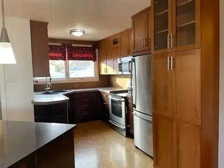 Beautiful 2 bedroom home in St James. Available for June! | 312 Morgan Crescent, Winnipeg