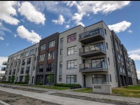 Grand condo au Dix30 deux chambres sur deux etages, garage et locker