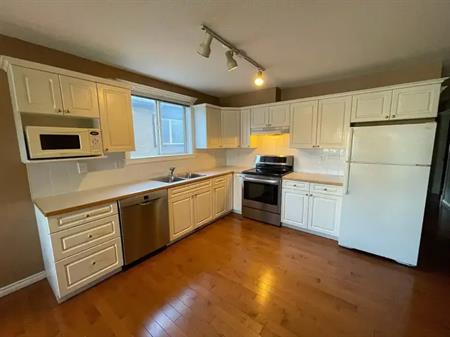Large 2 Bedroom Condo Close to Downtown | 202, 215 - 17 Avenue N.E., Calgary