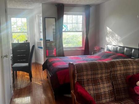1 CH - 1 SDB - Sherbrooke - $750 /mo