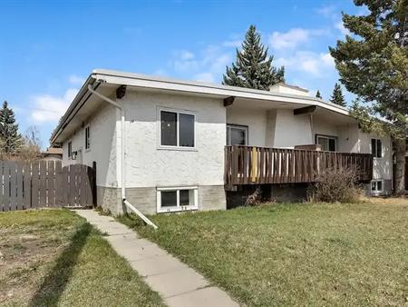 *NEWLY RENOVATED* Modern 3 Bed 2 Bath Main Floor | 10 Silver Springs Drive Northwest, Calgary