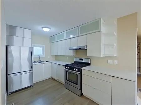 2 Bed / 1 Bath SE Main Floor Suite with Garage Parking | 153 Kiniski Crescent Northwest, Edmonton