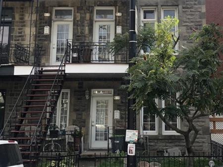 Superbe Appartement Rénové – Rez-de-chaussée d’un Magnifique Triplex