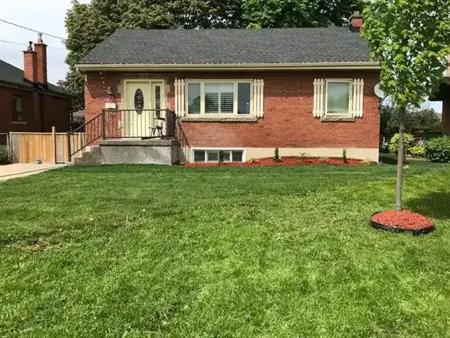 Charming 3 Bed, 2 Bath Family Home for Rent – Quiet Court Location | 21 Marvin Court, Hamilton