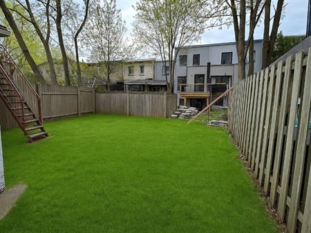 4 ½ rénové au RDC – Cour privée – Centre-ville à pied