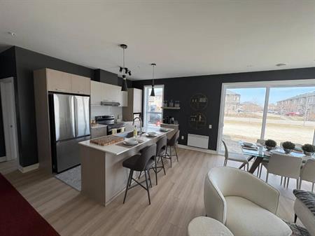 🏡 4 1/2 Neuf & Lumineux | Piscine + Air Climatisé + Stationnement – Laval