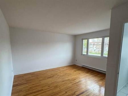 6 1/2 Longueuil, cour privée, 2 places stationnement
