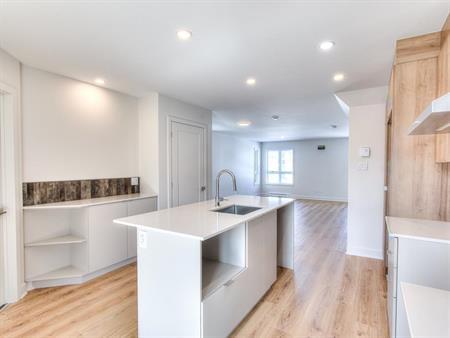 Immense 5-1/2 sur 2 étages + stationnement intérieur à Terrebonne/Lorraine/Blainville - LUXE