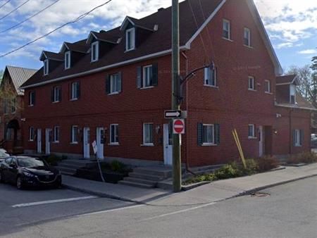 146 Rue Champlain (Hull) Studio Idéalement Place !