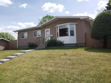 Three bedrooms main floor in a house at quiet and convenient area of Thorncliff | Calgary