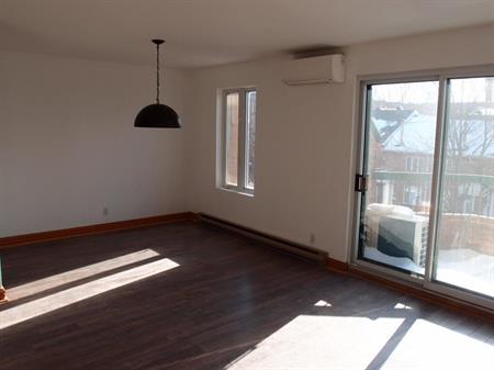 Grand et lumineux condo 4 1/2