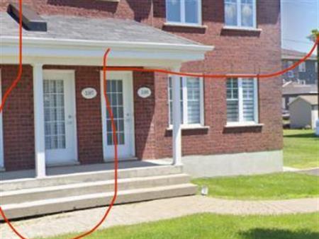 Magnifique Condo/jumelé très lumineux, entrée indépendante avec balcon, longue durée, 2 stationnements inclus. Proximité écol