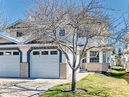 Lovely Townhome | 14 Silvergrove Close Northwest, Calgary